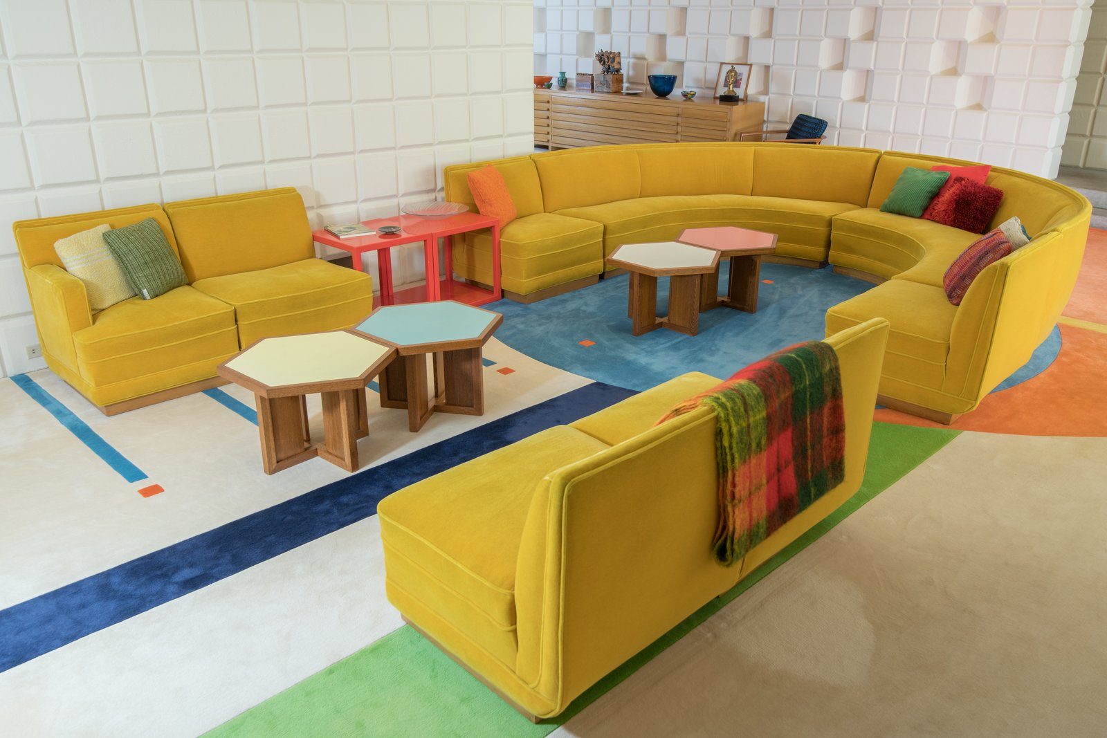 Another furniture design by Dow, the horseshoe-shaped sofa in the game room was manufactured by the furniture maker Herman Miller.