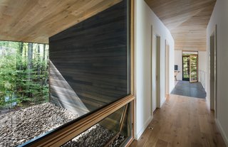To create different experiences throughout the home, windows were strategically positioned. In passageways, windows connect the viewer with the exterior of the cabin. 
