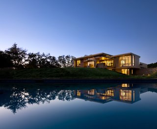 Top 5 Homes of the Week That Are Strongly Connected to Bodies of Water - Photo 4 of 6 -