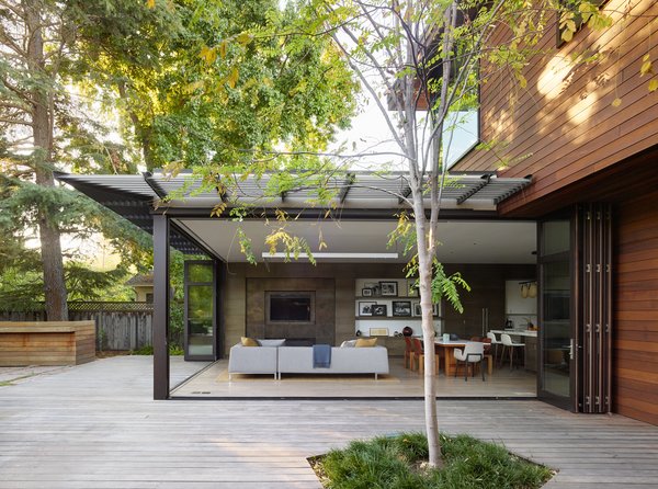 The living room takes advantage of the Californian climate, opening completely to the deck adjoining two indoor/outdoor wings.