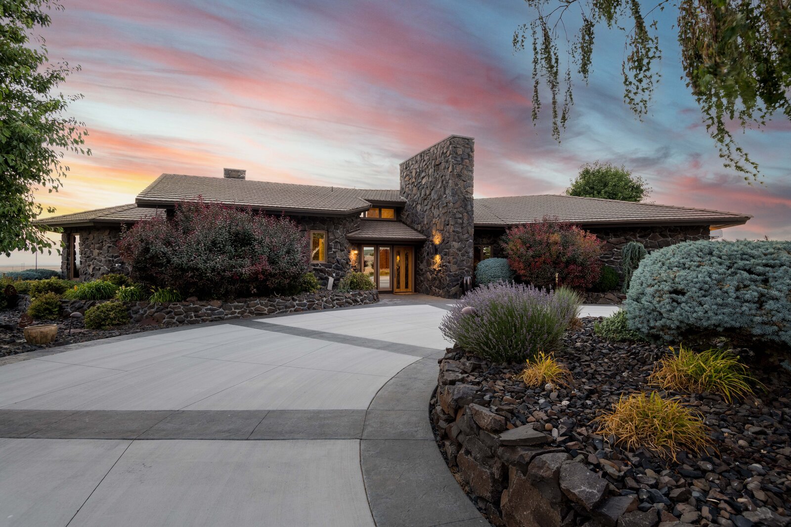 Photo 2 of 10 in A Sprawling HighDesert Estate in Washington Asks 1