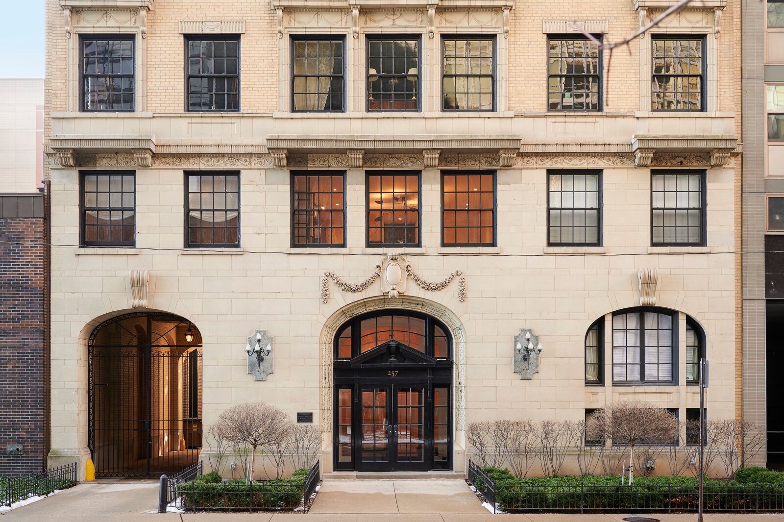 Photo 1 of 12 in Asking $2.6M, This Full-Floor Chicago Penthouse Exudes ... - Penthouse Apartments With Golf Simulator Systems In Chicago