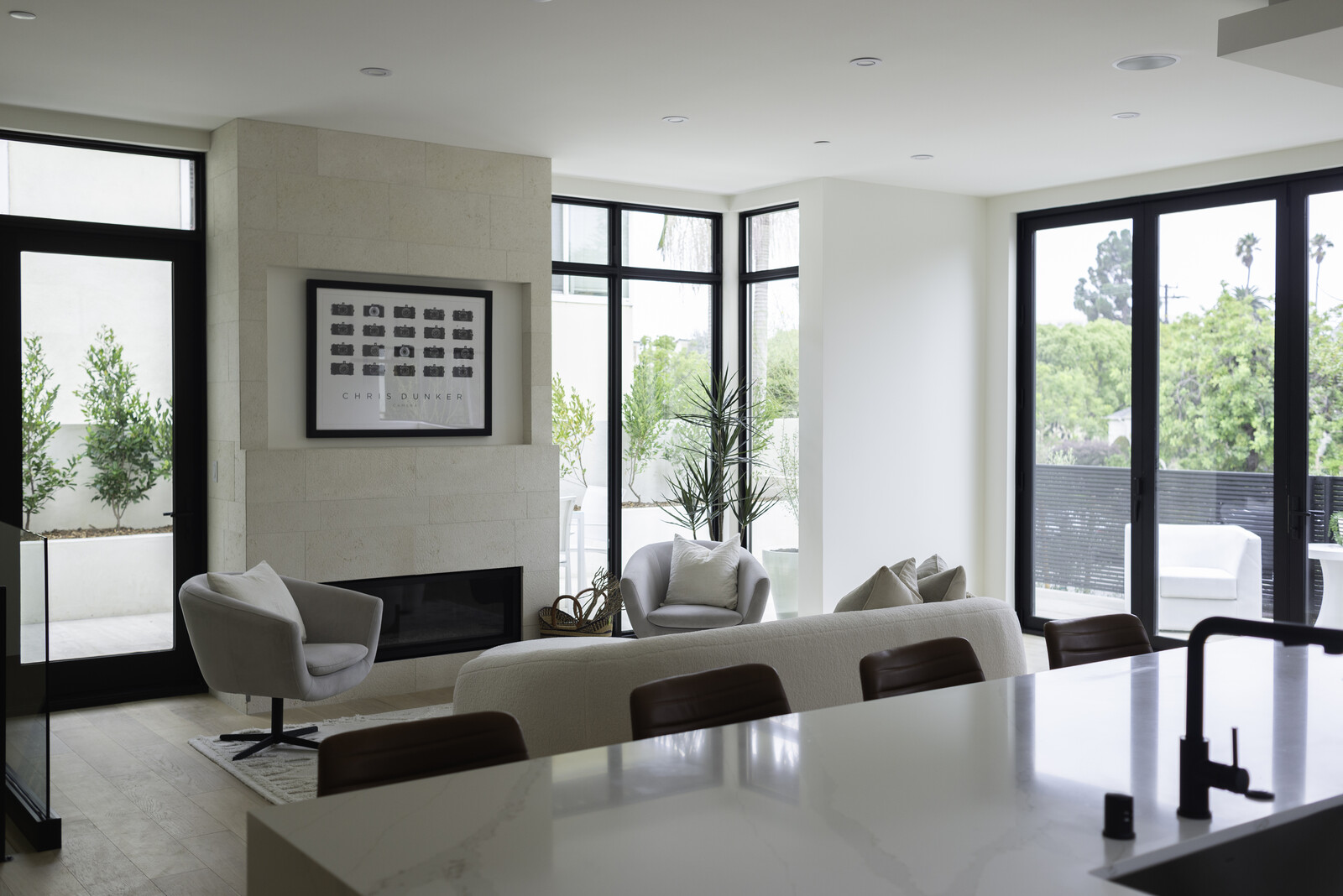 Photo 6 of 7 in Walk to the Beach From This Soothing Santa Monica Home ...