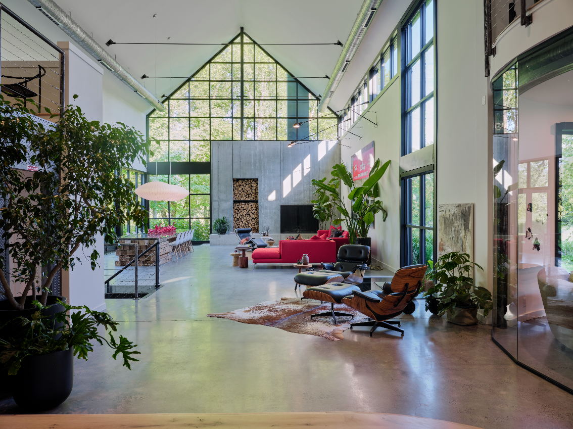 A Glass Barn in Pennsylvania Frames Nature Like Art