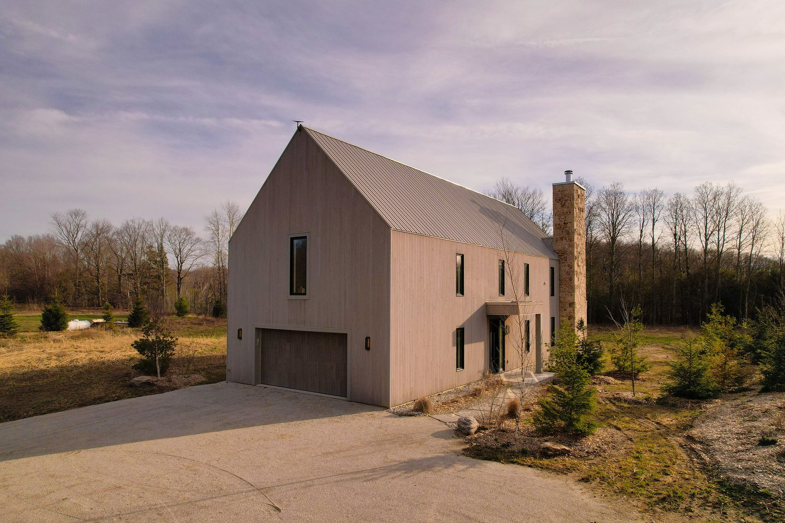 Spend Quiet Days by the Water in This Gabled Niagara Escarpment Retreat ...