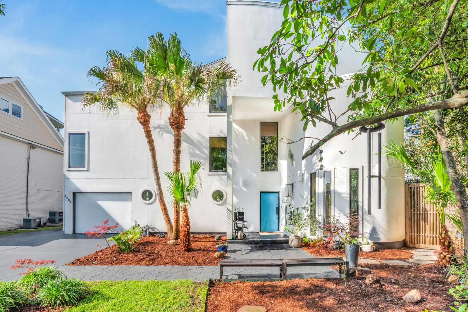 Every Story in This $1.9M Lake Pontchartrain Home Comes Framed in Glass