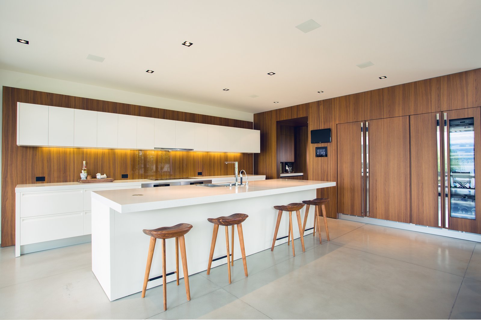 Photo 4 of 14 in Kelowna Lake House by Shaun Ford & Co. Dwell