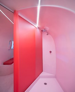 A Bold Airstream Hotel Tops a Melbourne Parking Garage - Photo 6 of 8 -