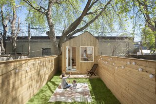 This Architect's Tiny Studio Is the Ultimate Backyard Workspace - Photo 9 of 9 -