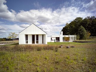 A LEED Gold Weekend Home Embraces the Ontario Landscape - Photo 2 of 16 -