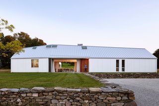 A LEED Gold Weekend Home Embraces the Ontario Landscape - Photo 3 of 16 -