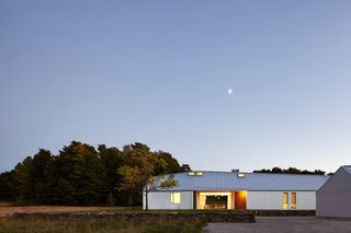 A LEED Gold Weekend Home Embraces the Ontario Landscape - Photo 11 of 16 -