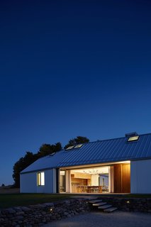 A LEED Gold Weekend Home Embraces the Ontario Landscape - Photo 14 of 16 -
