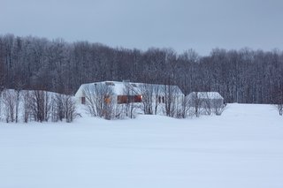 A LEED Gold Weekend Home Embraces the Ontario Landscape - Photo 15 of 16 -