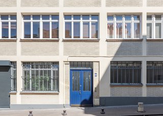 An Ingenious Gold Island Transforms an Industrial Apartment in Paris - Photo 1 of 16 -