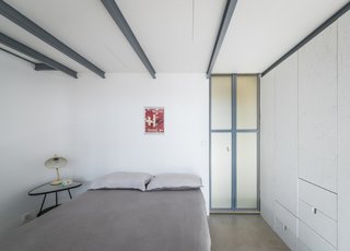An Ingenious Gold Island Transforms an Industrial Apartment in Paris - Photo 3 of 16 -