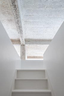 An Ingenious Gold Island Transforms an Industrial Apartment in Paris - Photo 4 of 16 -