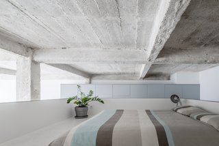 An Ingenious Gold Island Transforms an Industrial Apartment in Paris - Photo 5 of 16 -