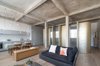 An Ingenious Gold Island Transforms an Industrial Apartment in Paris - Photo 6 of 16 -