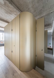 An Ingenious Gold Island Transforms an Industrial Apartment in Paris - Photo 9 of 16 -