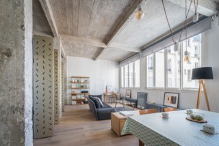 An Ingenious Gold Island Transforms an Industrial Apartment in Paris - Photo 10 of 16 -