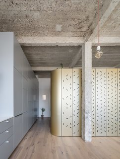 An Ingenious Gold Island Transforms an Industrial Apartment in Paris - Photo 12 of 16 -