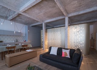 An Ingenious Gold Island Transforms an Industrial Apartment in Paris - Photo 13 of 16 -