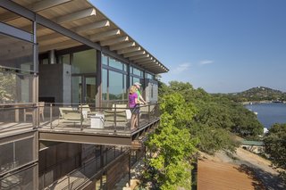A Spectacular Lakeside Retreat in Texas Embraces the Outdoors - Photo 5 of 10 -