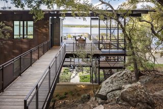 A Spectacular Lakeside Retreat in Texas Embraces the Outdoors - Photo 6 of 10 -