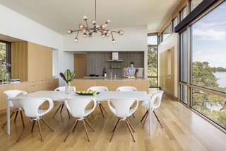 A Spectacular Lakeside Retreat in Texas Embraces the Outdoors - Photo 8 of 10 -