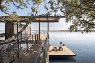 A Spectacular Lakeside Retreat in Texas Embraces the Outdoors - Photo 1 of 10 -