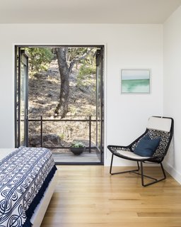 A Spectacular Lakeside Retreat in Texas Embraces the Outdoors - Photo 9 of 10 -
