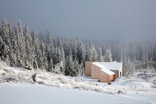 Located on the northern edges of the Nordmarka wilderness region, Mylla Cabin offers easy access to cross-country skiing, as well as fishing at Mylla Lake located just below.