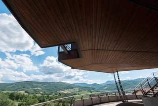 By rotating the home, the owner can optimize conditions for the rooftop solar panels and continuously take in new views of the landscape.