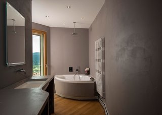 Views of the countryside can be enjoyed from the bathtub.