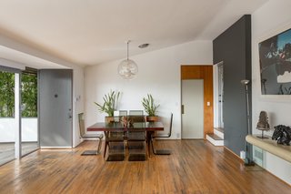 The high, sloping ceiling and curved walls are unusual features for a Neutra house.