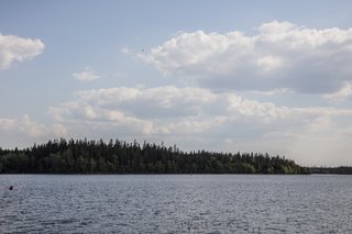 Located in Southern Sweden, Stedsans in the Woods is a remote getaway set on the shores of a serene lake, and is only a short two-and-a-half hour drive from Copenhagen. 