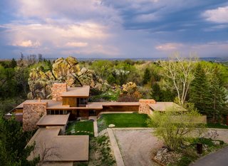 The residence’s three stone structures echo the varying heights of Gyp Rock’s three peaks.