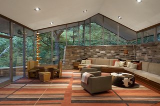 A non-load bearing window wall—a characteristic feature of Usonian houses—dominates the living room.