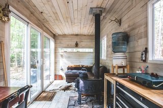 The couple laid oak planks atop the container’s marine plywood floor—sealed with penetrating epoxy—and finished the oak in a gray wash and water-soluble urethane. The whitewashed pine walls were also treated with the same sealant.