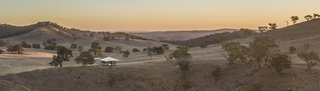 Located just 20 minutes from Mudgee’s town center, Sierra Escape is nestled on a stunning 280-acre property brimming with wildlife, including kangaroos, deers, and birds.