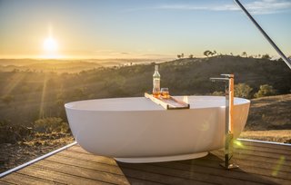 Crafted for honeymooners, the Uralla tent boasts the amenities of the Dulili in addition to an outdoor freestanding bathtub, prime hilltop views, and complimentary champagne and treats.