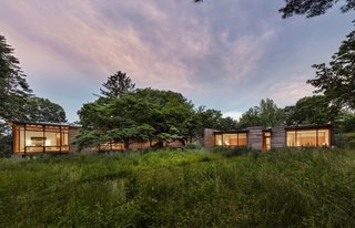 Located on a quiet 4.3-acre wooded landscape, the Connecticut House borders a tranquil 750-acre nature preserve.