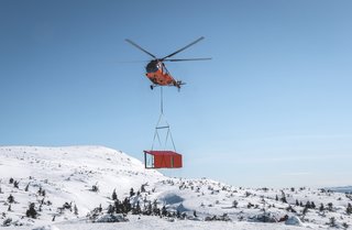 Since the prefab could only be installed via a helicopter, the architects had to prioritize minimizing the weight of the structure.