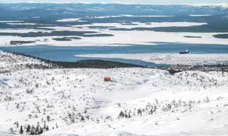 Located on Mount Volosyanaya north of the Arctic Circle, DublDom in Kandalaksha enjoys views of the White Sea and mountains beyond.