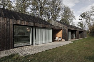 The gutter is concealed to preserve the home’s minimalist appearance.
