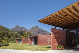An inorganic pigment was added to the cement mix to give the board-formed concrete walls its reddish hue.