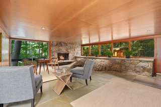 A built-in planter filled with river stone further brings the outdoors into the family room.