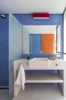 The ceramic tile is from Spanish manufacturer Hisbalit.
