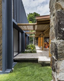A series of covered bridges connect the bedrooms—that open up with glazed sliding doors—to the open-plan living areas.
